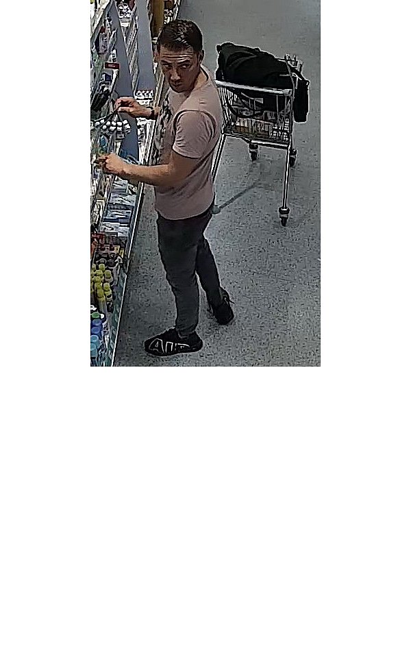 Der gesuchte Mann steht unter Verdacht Waren im Wert von rund 700 Euro aus Drogeriemärkten in Minden gestohlen zu haben. Die Polizei bittet um Hinweise.