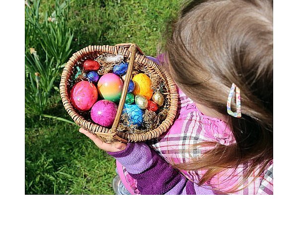 Kinder suchen am Ostersonntag nach Ostereiern und Süßigkeiten. - © picture alliance / dpa Themendienst