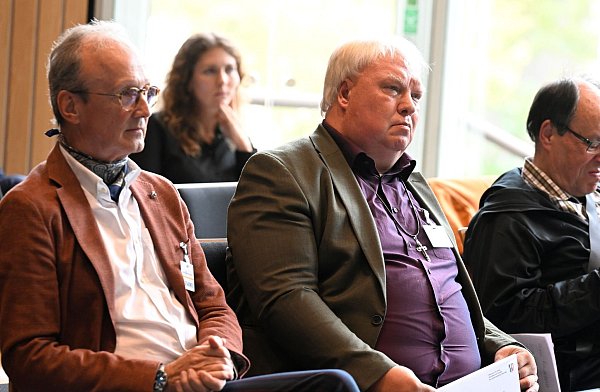 Die Betroffenen Thomas Frauendienst (M.) und Detlef Lichtrauter (l.), hören Laumann (CDU), dem Gesundheitsminister von Nordrhein-Westfalen, während einer Pressekonferenz im Landtag zu einer Studie zum missbräuchlichen Einsatz von Medikamenten bei Minderjährigen zu. Laumann entschuldigte sich bei den Betroffenen. - © Roberto Pfeil/dpa