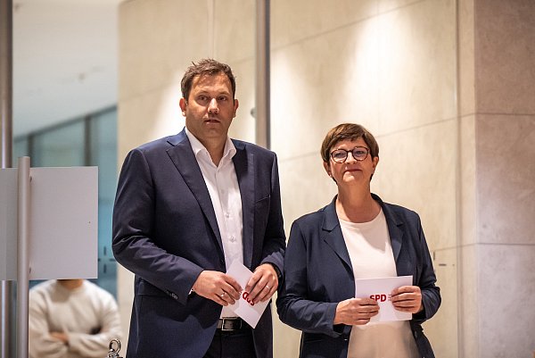 Die SPD-Bundesvorsitzenden Lars Klingbeil und Saskia Esken am Montag vor einem Statement zum Rücktritt Kevin Kühnerts. - © Michael Kappeler
