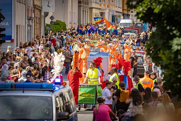 Die bunte Parade durch die Bielefelder Innenstadt ist das Highlight des „Carnival der Kulturen“. - © Mike-Dennis Müller