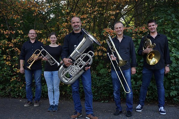 Das NWD-Brass-Quintett spielt in Herford auf dem Rathausplatz. - © Pro Herford