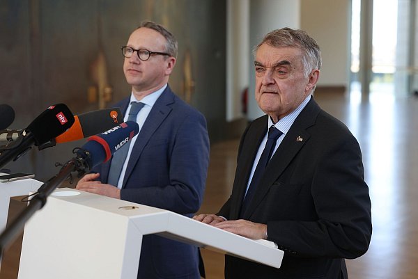 NRW-Justizminister Benjamin Limbach (Die Grünen) und Innenminister Herbert Reul (CDU) geben im Landtag eine Pressekonferenz zu mehreren Polizeieinsätzen gegen Umweltstraftaten. - © David Young/dpa