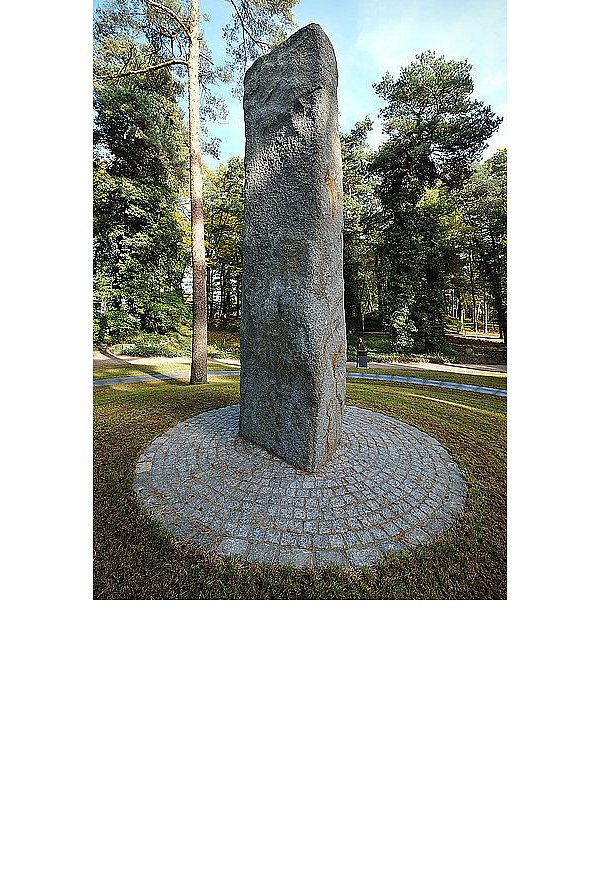 Der unbehauene Findling aus Granit soll den fern der Heimat ermordeten Patienten symbolisch eine letzte Ruhestätte sein. - © FOTO: RAIMUND VORNBÄUMEN