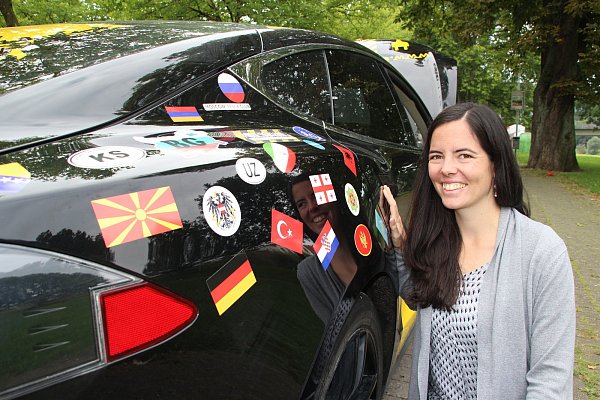 Erinnerungen: Die Aufkleber aus Ländern der Reise lassen die Geschichte des Autos erahnen. - © Amina Vieth