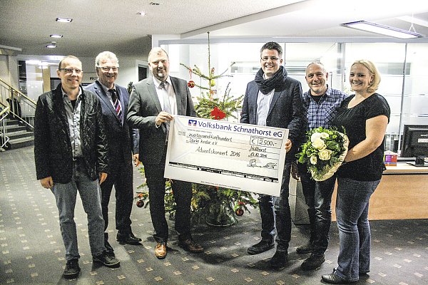 Freuen sich über das gelungene Konzert: Pastor Christoph Ovesiek, Jürgen Kreimeier, Frank Rohs und Holger Kleffmann von der Volksbank sowie die musikalische Leiterin Yvonne Fricke. Der Scheck über 2.500 Euro geht an den Verein Starke Kinder. - © Saskia Drapart