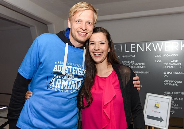 Ein glückliches Paar: Manuel Hornig und Ehefrau Sarah runden den Abend im Bielefelder Lenkwerk ab. - © Foto: Christian Weische