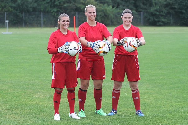 Konkurrentinnen: Kira Klemmer (v. l.), Kira Kutzinski und Josephine Plehn sollen sich beim HSV um das Trikot mit der Nummer 1 darauf streiten. - © Dirk Kröger
