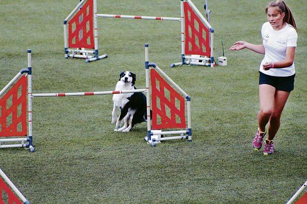 Ein erfolgreiches Team: Angelina Gudd und Hündin Chelsea schafften es bei der Einzelwertung der Agility-Jugend-Europameisterschaft auf Platz 24 von 119. Gemeinsam mit der deutschen Mannschaft erreichten sie den 8. Platz von 41 Teams. - © Privat