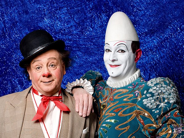 Gehören einfach dazu: Kein Zirkus ohne Clown. Weißclown Yann Rossi (r.) ist in seinem prächtigen Kostüm ein besonderer Hingucker. - © Didier HOUISSE