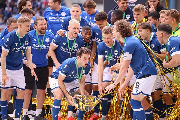 Nach dem letzten Saisonspiel gegen Waldhof Mannheim feiern die Arminen mit dem Drittliga-Meisterpokal. - © Oliver Krato