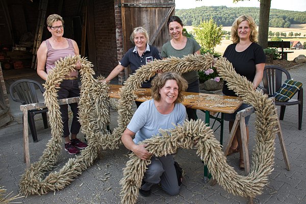 13 Meter: So lang ist die fertige Girlande. Über das Ergebnis ihrer Arbeit freuen sich Sabine Bartelheim (v. l.), Veronika Steinkühler, Angelika Becker, Petra Kitzelmann und Ines Berger. - © CUT_MUELLER