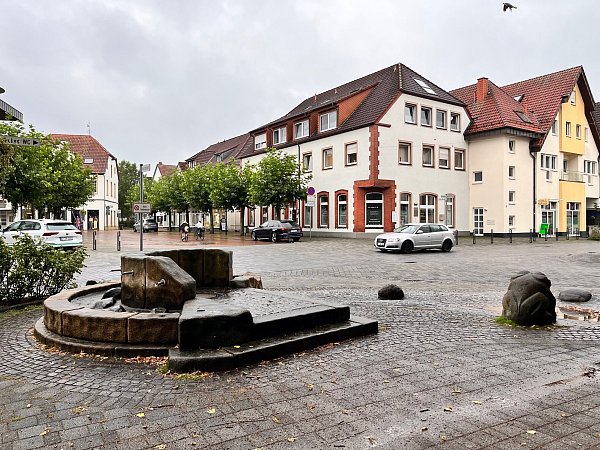 Der Alte Markt ist regelmäßig Austragungsort für den Harsewinkler Wochenmarkt. - © Robert Becker