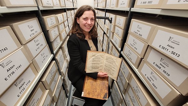 Güterslohs Stadtarchivarin Julia Kuklik zeigt das Amtsblatt der Regierung vom 8. Dezember 2025, das Bezug auf die sogenannte Kabinettsorder nimmt. - © Ludger Osterkamp