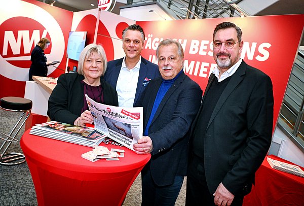 Birgit Stickling, Verkaufsleiterin Anzeigen bei der NW, Jörn Schulte-Hillen (Barlag-Messen), Bürgermeister Andreas Rüther und NW-Herausgeber Klaus Schrotthofer. - © Barbara Franke