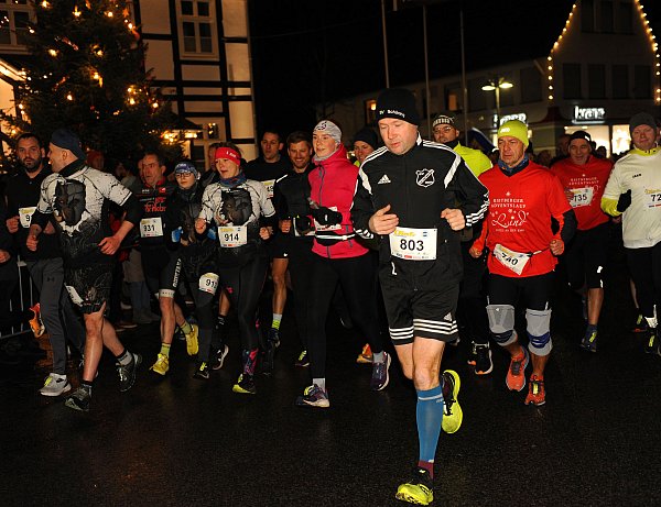 Anders als die meisten Weihnachtsläufe findet der Rietberger Adventslauf nicht vormittags, sondern am frühen Abend statt. Stimmungsvolle Atmosphäre ist da garantiert! - © Markus Nieländer