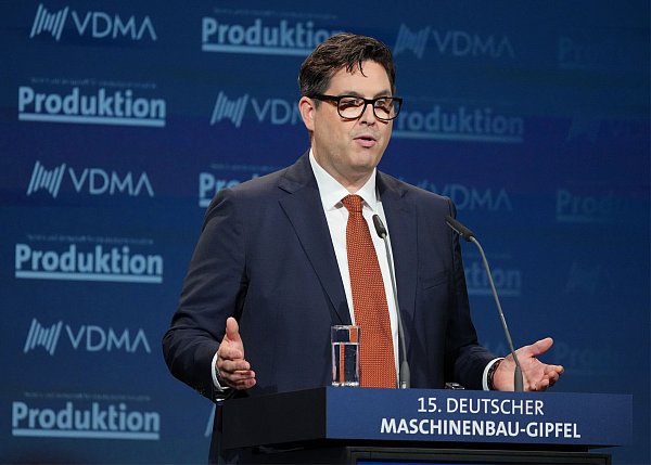 Maschinenbau-Präsident Bertram Kawlath. Der Bundesregierung wirft er Furcht, Zögerlichkeit und das Zerreden von Reformen vor. - © Soeren Stache/dpa