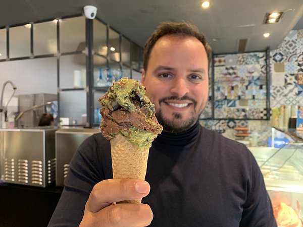 Giovanni Aidi kreiert ein neuse Dubai-Schokoladeneis ist in seiner Heeper Eisdiele "Monte Pelmo". - © Ivonne Michel