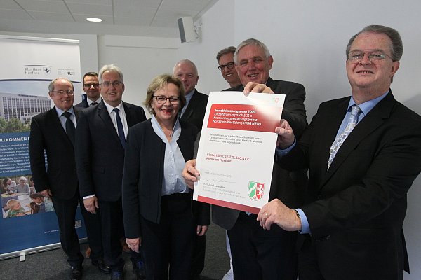 Erfolgreich: Manfred Pietras (Verwaltungsdirektor Klinikum, v. l.), Bastian Flohr (Pflegedirektor Klinikum), Landrat Jürgen Müller, die SPD-Landtagsabgeordnete Angela Lück, Dr. med. Walter Koch (Chefarzt der Klinik für Kinder- und Jugendmedizin), Prof. Dr. med. Matthias Sitzer (Ärztlicher Direktor Klinikum), Minister Karl-Josef Laumann (CDU) und Armin Sülberg (Geschäftsführung Klinikum) bei der Bescheidübergabe. - © Peter Steinert