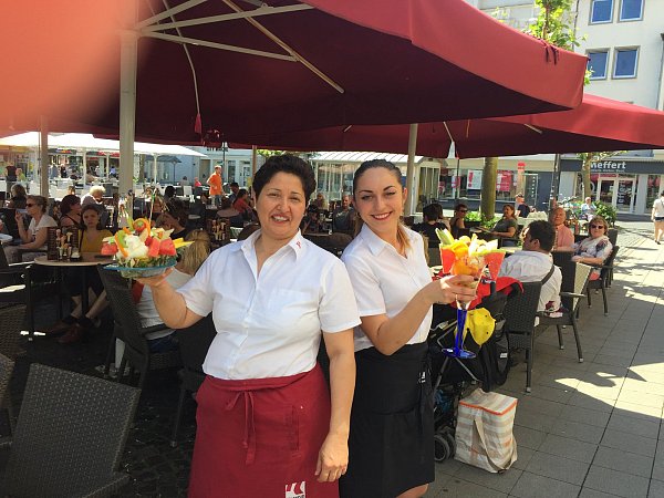 Karibischer Traum: Nadia Fazli (l.) serviert bei Piccoli das Eis in einer halben Ananas, Olha Borysyukh bringt einen Coppa Tropical. - © Axel Strötker