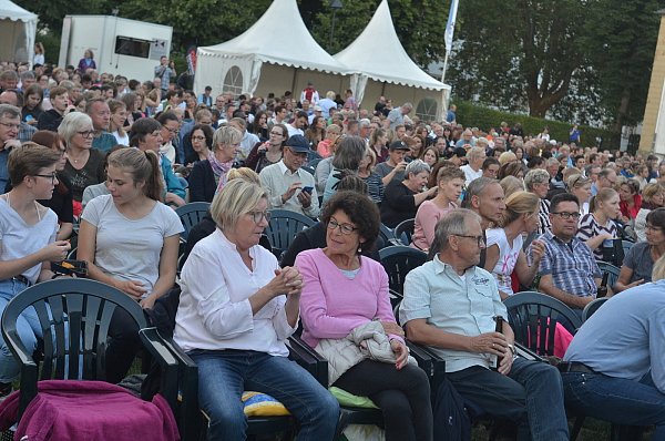 Freddy Mercury als Publikumsmagnet: Rund 1.000 Zuschauer haben im Marstall-Innenhof Platz genommen, um sich "Bohemian Rhapsody" anzusehen. - © Dietmar Gröbing
