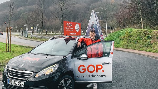 Dennis Quester hat bei seiner Werbetour in der Region im Auto Flyer transportiert- und mit Musik darauf aufmerksam gemacht. - © Heidi Froreich