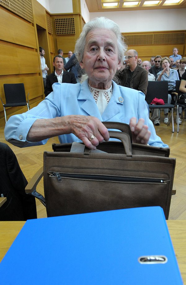 Vor Gericht: Ursula Haverbeck-Wetzel beim Verbotsprozess in Leipzig. - © dpa