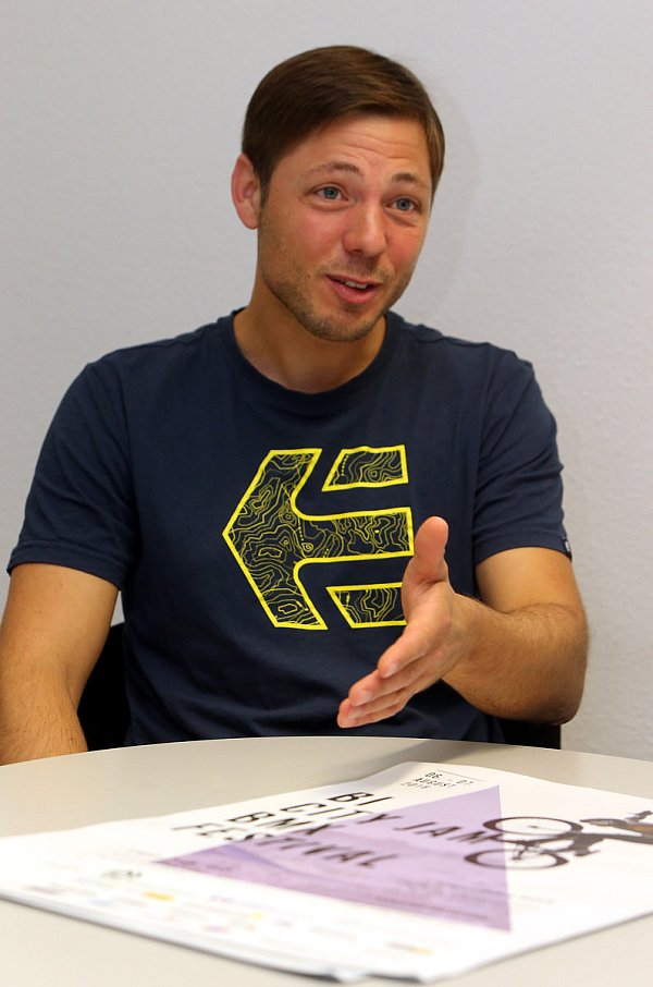 Organisator: Benjamin Kopp im Gespräch. - © Wolfgang Rudolf