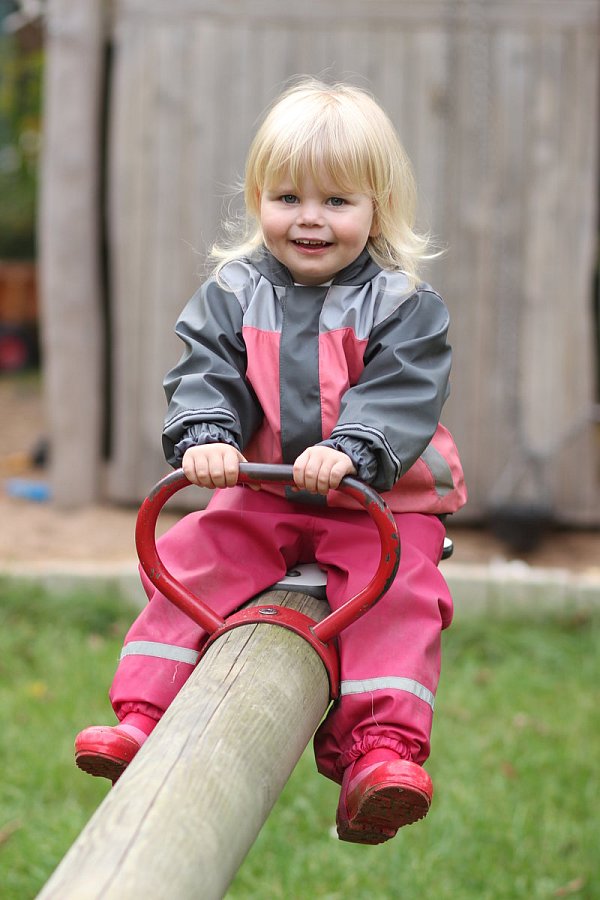 Auf der Wippe: Juliana (2) hat Spaß. - © Kristine Greßhöner