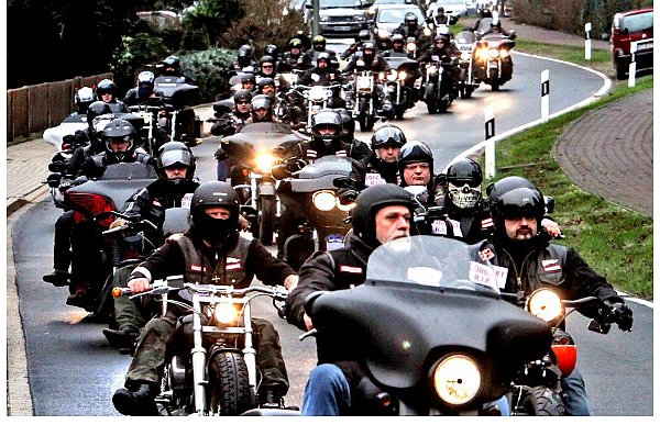 100 Hells Angels begleiten den Pickup, auf dem der weiße Sarg liegt, zum Sennefriedhof. 800 Hells Angels kamen aus ganz Europa nach Bielefeld, um Jörg Mason zu verabschieden. - © FOTOS: ANDREAS ZOBE