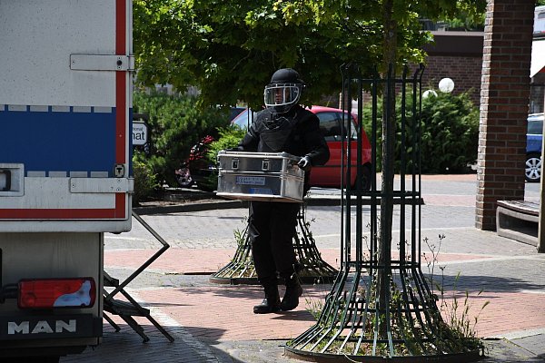 Möglicherweise wird in der Kiste gerade der Sprengsatz abtransportiert. Das LKA hüllt sich zu Details in Schweigen. - © Jonas Damme