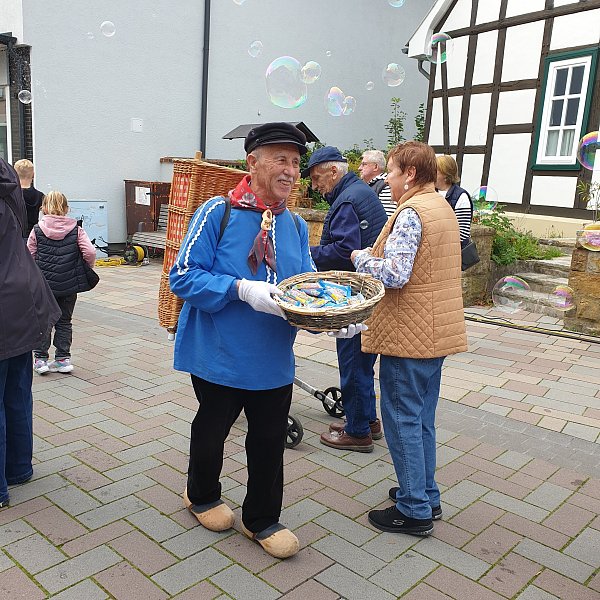 Martin Kansteiner aus Borgholzhausen war im vergangenen Jahr als Kiepenkerl unterwegs und verteilte Miniwürstchen. - © Marion Bulla