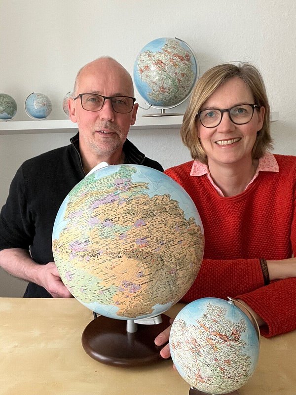 Die Erfinder Christiane Güte (r.) und Christoph Hünermann mit den Ostwestfalen-Lippe-Globen "Brink" und "Kötter". - © Dein Heimatglobus