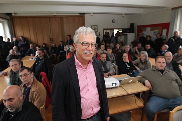 Dicht gedrängt: Wolfgang Schmidt begrüßte im Treffpunkt mehr als 100 Interessierte. - © Peter Steinert