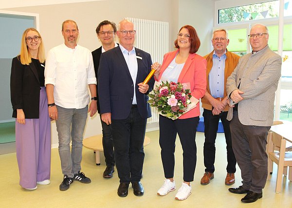 Freude über die schöne neue Kita: Stellvertreterin Luisa Penner (v. l.), Architekt Alexander Otto, Pädagogischer Fachbereichsleiter Thomas Matuszak, Geschäftsführer Detlef Müller, Kita-Leiterin Nina Siemerink, Kirchenvorstand Helmut Tegethoff und Pastor Peter Lauschus. - © Kita/Schlichter
