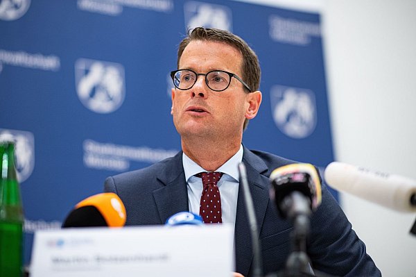 Martin Botzenhardt, Oberstaatsanwalt Staatsanwaltschaft Münster, spricht bei der Pressekonferenz zu den Ermittlungen. - © picture alliance/dpa