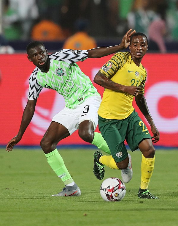 Wieder an Bord: Jamilu Collins (l.), hier gegen Südafrikas Thembinkosi Lorch, kehrte im Viertelfinale in Nigerias Startelf zurück. - © Reuters/Sumaya Hisham