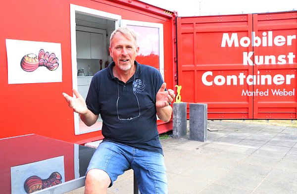 Der Paderborner Künstler Manfred Webel - hier vor seinem mobilen Kunst-Container - ist einer der Künstler beim dritten Tatort. - © Archivfoto Holger Kosbab