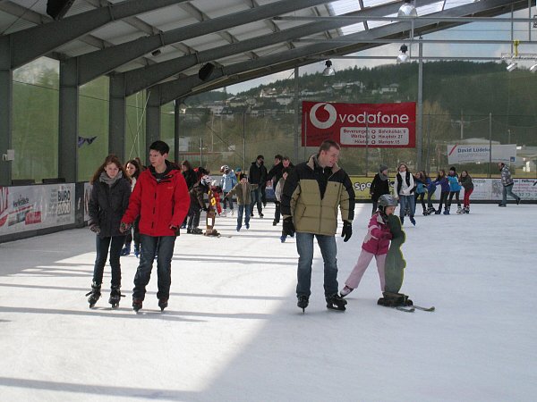 Die Beverunger-Eisbahn eignet sich perfekt für ein Indoor-Kindergeburtstag-Erlebnis. - © Torsten Wegener (Archivbild)