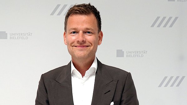 Dr. Christoph Worms wurde im August 2025 zum Honorarprofessor an der Fakultät für Rechtswissenschaft berufen. - © Universität Bielefeld
