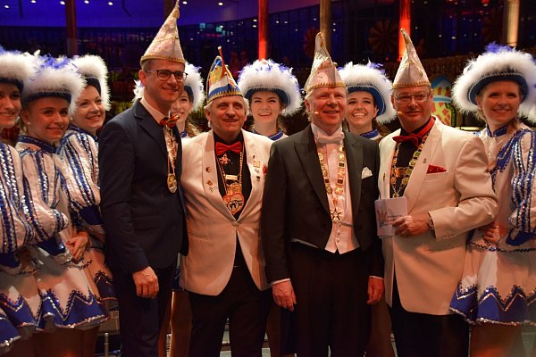 Eingerahmte Ordensträger: Carsten Linnemann (MdB), Ordensträger 2019, Peter Naunheim, Vorsitzender Heimatbühne, Ralph-Jörg Wezorke, Ordensträger 2020 und Elmar Kloke, Ordensmeister genießen den Moment. - © Anja Ebner