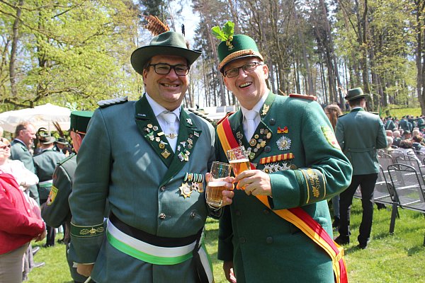 Reden über Finanzen: Guido Düsing vom Bürgerschützenverein Bad Lippspringe und Mathias Wirz aus Neuenbeken. - © Franz Purucker