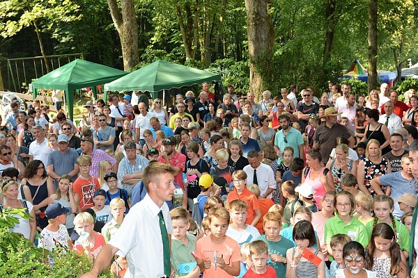 Blick ins Publikum: Zur Vergabe der Tombolapreise haben sich die Besucher auf der Terrasse des Schützenplatzes versammelt. - © Karin Prignitz