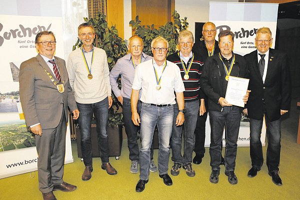 Gold I: Gemeinde-Sportverbandsvorsitzender Hans-Dieter Nagel (r.) und Bürgermeister Reiner Allerdissen (l.) gratulierten der Ü55-Tennismannschaft der TSG Borchen um (v. l.) Erich Rauer, Michael Küting, Matthias Fockele, Thomas Klüber, Ulrich Vullhorst und Franz Unterberg. Auf dem Foto fehlen Jürgen Gutzeit, Dieter Ogrowsky und Berthold Eickhoff. - © Tom Finke