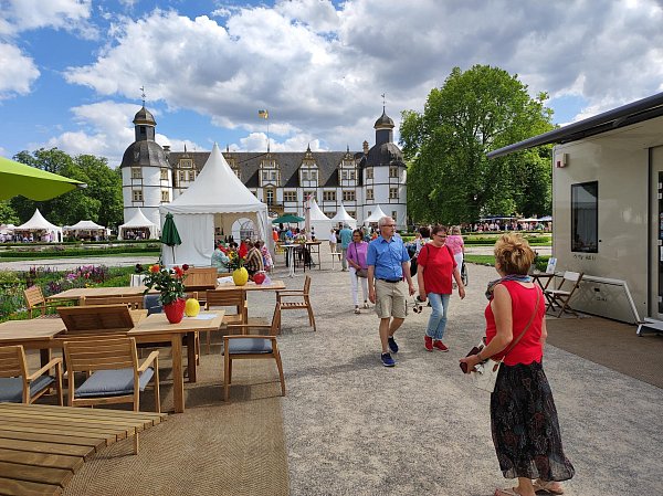 Im Zukunftsgarten in Schloß Neuhaus treffen sich Gartenfreunde, Menschen, deren Begeisterung dem nachhaltigen Lebensstil gewidmet ist und alle, die sich für eine grünere Zukunft engagieren. - © Landpartie Schloss Neuhaus