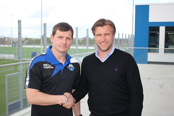 Hoffnungsträger: Trainer Steffen Baumgart (links) wird von Sport-Geschäftsführer Markus Krösche beim SC Paderborn begrüßt. - © SC Paderborn
