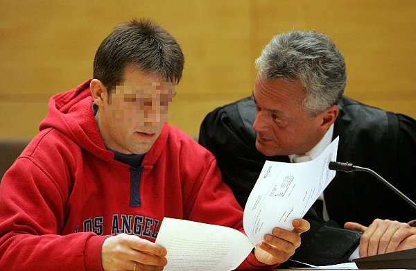 Der Angeklagte (l.) im Gespräch mit seinem Strafverteidiger Peter Wüller. Vor dem Gericht schwieg Werner B. - © Wolfgang Rudolf