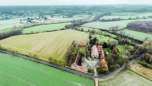 Elverdissen/Brake II: "Das vorgesehene Gelände liegt in einer ausgedehnte Grünfläche", heißt es in der Denkschrift der zehn Kommunen - mittendrin der Hof Pahmeier an der Braker Straße. - © Jens Reddeker