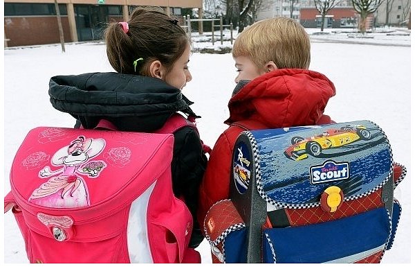 Auf scheinbar typischen Vorlieben der Geschlechter zielen die Hersteller nicht nur von Schulranzen. - © FOTO: REINHARD ROHLF