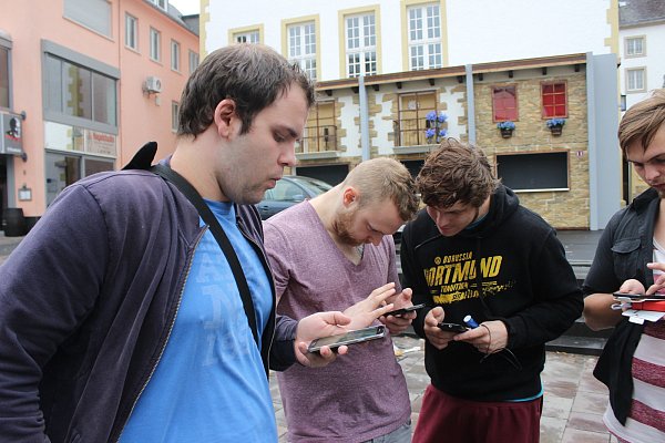 Auf der Jagd: In der Nähe des Rathauses haben Jugendliche ein seltenes Pokémon entdeckt und versuchen es zu fangen. - © Franz Purucker